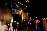 Entrée du public par la grande porte de la Grande Halle